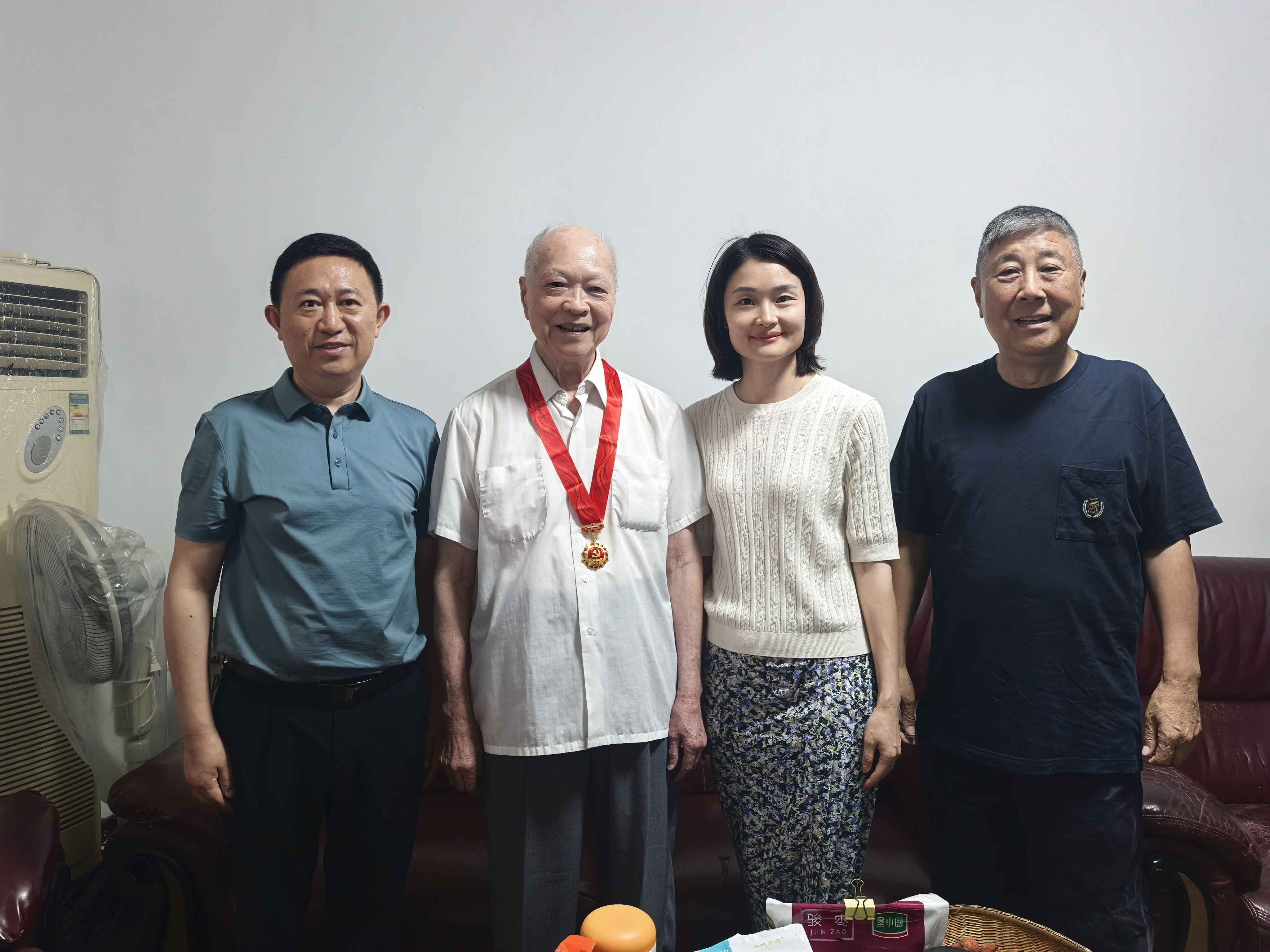 “七一”慰问送温暖 纪念荣光励初心
